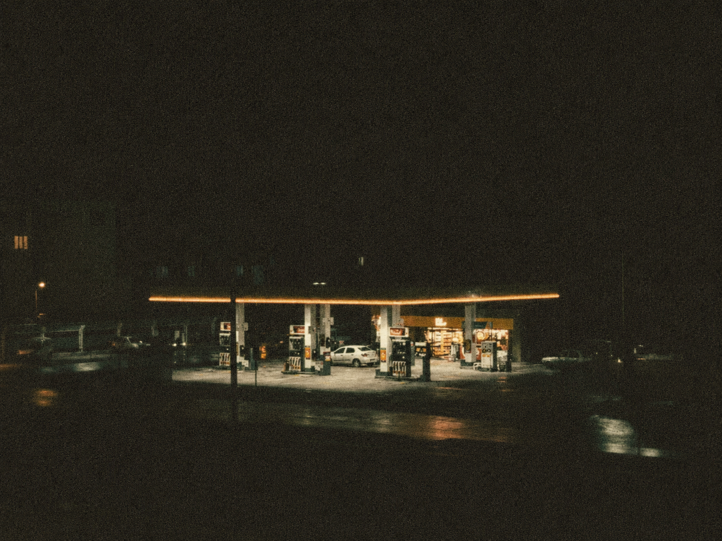 Posto de combustível visto de longe durante a noite